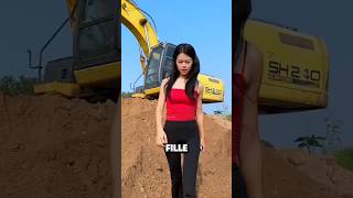 Cette fille drague le conducteur de la JCB 🥰 [upl. by Aicaca]