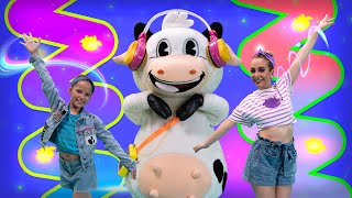 ILARIE canta y baila con la vaca Lola  Canciones infantiles [upl. by Anaihk]