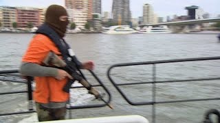 Mariniers vallen piraten aan tijdens Wereldhavendagen [upl. by Orfield]