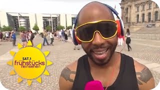 GUTE LAUNE garantiert PASSANTEN singen POLITISCHE HYMNEN  SAT1 Frühstücksfernsehen  TV [upl. by Leahcimaj]