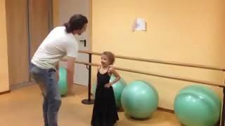 Clase de flamenco a una niña de 3 años con Sergio González [upl. by Nohtahoj392]