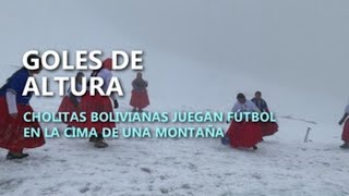 Las cholitas escaladoras bolivianas juegan fútbol a 5000 metros de altitud [upl. by Naji]