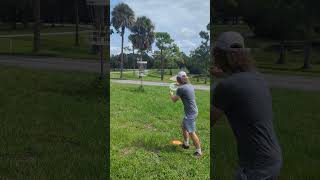 Okeeheelee park discgolfcourse discgolf whitetowhite layout hole 3 [upl. by Ammej]