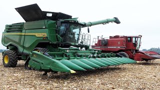 John Deere X9 1000 VS International 1460 AxialFlow Combine Harvesting Corn [upl. by Seppala136]