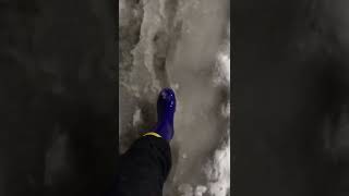 素足に長靴で雪の上を歩く Barefeet Rubber Boots on Snow [upl. by Primaveras]