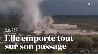 Une tornade spectaculaire sème la destruction dans le Kansas [upl. by Romo]