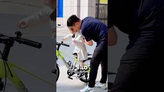 Le père offre un vélo à sa fille 🥰 [upl. by Eninaej456]