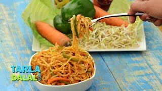 सेजवान नूडल्स Schezwan Noodles  Easy Restaurant Style Veg Chinese Noodles by Tarla Dalal [upl. by Kean]