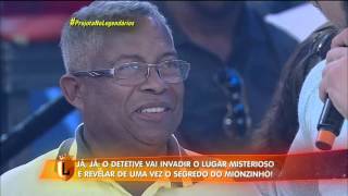 Após agitar a galera cantando Projota recebe o disco de ouro das mãos da avó [upl. by Tandi]