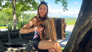 Claudia Hinker spielt den Slowenischen Bauerntanz auf ihrer Steirischen Harmonika [upl. by Lindemann]