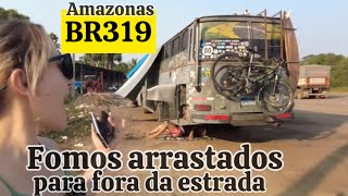 Quebrados na BR319  a coisa tá ficando sériaO Motorhome foi arrastado pra fora da estrada [upl. by Jandel]