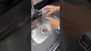 Pon una botella de agua boca abajo en el desagüe del fregadero ¡Es increible😱limpieza dicas [upl. by Nnylyt]