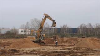 Bagger Liebherr 944 wenn der LKW nicht durch den Schlamm kommt [upl. by Warring]