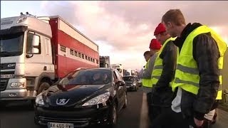 Les routiers mobilisés contre lécotaxe  3011 [upl. by Ydnis866]