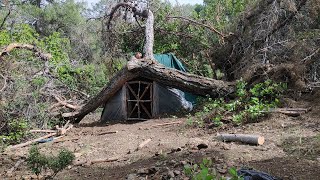 I built a shelter in the wild and cooked delicious chicken thighs bushcraftsurvivalcooking [upl. by Brodench276]