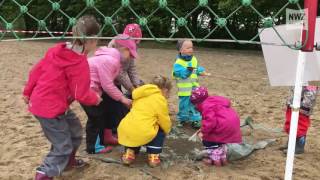 Nordenham Kindergartenkinder und Grundschüler experimentieren am Strand [upl. by Artiek]