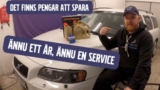 Byter motorolja oljefilter kupéfilter och nollar service lampan på Volvon V70 2006 [upl. by Orravan869]