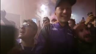 Fiorentina Barak canta in mezzo ai tifosi all’aeroporto [upl. by Bogosian]