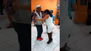 Bailando con todos los poderes capitán y triquitraca 🎵🎶🎼👍baile show dance music shorts short [upl. by Llenram83]