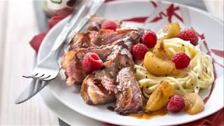 Recette  Magret de canard au miel et sauce soja aux framboises [upl. by Lucille309]