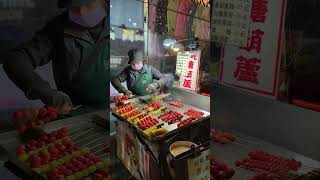 基隆廟口夜市大排長龍的「炭火糖葫蘆」／Tanghulu タンフールー、Sugar coated fruit stick  Keelung MiaoKou Night Market／shorts [upl. by Ias431]