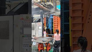 The Forming Process of Plastic Pallets Using a Large Blow Molding Machine [upl. by Goody]