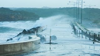 Warrnambool breakwater taking a beaten [upl. by Ahseyi]