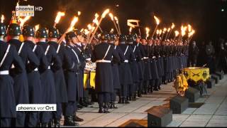 Großer Zapfenstreich  Verabschiedung de Maizière am 08012014 [upl. by Garber]