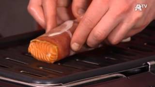 Auchan recette de cuisine  Papillote de saumon au jambon fumé et sa poêlée de tomates [upl. by Bibah]