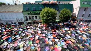 Дождь из конфет в Бресте 13072013 [upl. by Ennaeirrac]