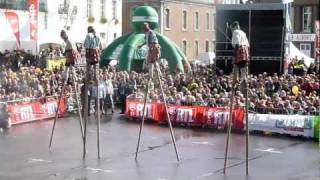 600 ans des Echasseurs Namurois  spectaculaires échassiers de KAGBEMA devant la cathédrale [upl. by Eilra]