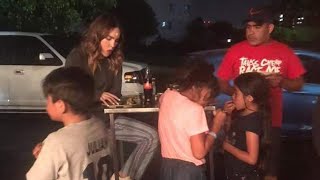 Belinda canta cumbias y come tacos en un puesto de la calle [upl. by Hamon80]