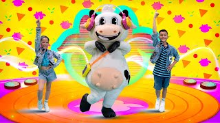 ILARIE aprende a bailar y cantar con la vaca Lola  Toy Cantando [upl. by Derr]