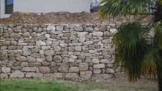 Construction dun mur de soutenement en pierre [upl. by Areip]