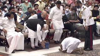 125year old Swami Sivananda  PM Modi bow down before each other at Padma award function [upl. by Belen]