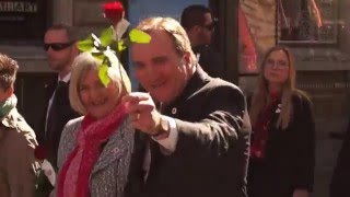 Stefan Löfven  sjunger Internationalen  1 maj demonstrations tåg 2016 i Göteborg [upl. by Weiman789]