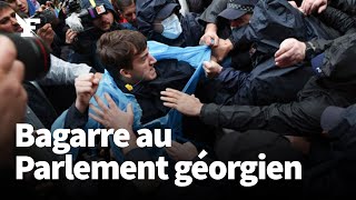 Géorgie bagarre au Parlement après ladoption de la loi sur l«influence étrangère» [upl. by Ennaylil]