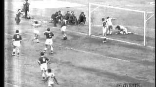 O primeiro gol de Pelé em Copas do mundo  1958 [upl. by Bucky]