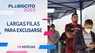 DESDE LAS 2 AM Largas filas en comisaría para excusarse  Plebiscito 2023 [upl. by Dranek807]