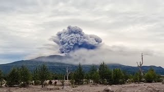 8 Kilometer hohe Aschesäule Erdbeben verursacht Vulkanausbruch nahe russischer UBootBasis [upl. by Aleibarg]