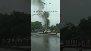 Surat ke madhi gaw main road ke bich CNG car me aag lagi trending automobilecarviralclips viral [upl. by Anaeg590]