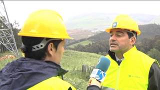 Un helicóptero maniobra para instalar cables de alta tensión [upl. by Assirram112]