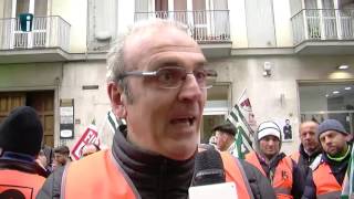 La protesta degli operai della Calcestruzzi Irpini davanti alla Prefettura di Avellino [upl. by Tilford]