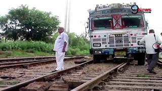 रेल की पटरी पर दौड़ते ट्रक से मचा हड़कंप  Truck Runs on Railway Track at Rewari Station Haryana [upl. by Ynamrej808]