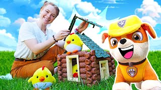 Paw Patrol Spielzeug Video für Kinder  Wir bauen ein Haus für Küken Video auf Deutsch mit Irene [upl. by Irma]