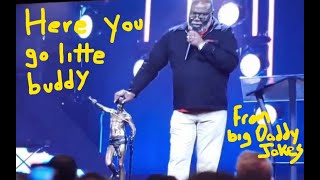 After embracing Modalism TD Jakes awards Steven Furtick with Bronze idol [upl. by Eremehc862]