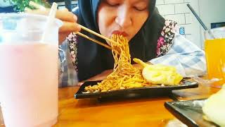 Mie gacoan level 4 bikin mulut dower [upl. by Ransell]