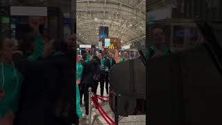 La squadra di pallavolo femminile CANTA I TUOI PARTICOLARI di ULTIMO in aeroporto trending music [upl. by Arvin]