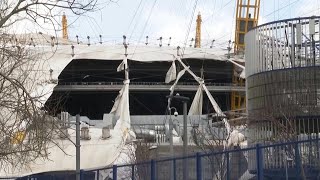 Tempête Eunice le toit de lO2 Arena de Londres déchiré  AFP Images [upl. by Aneral]