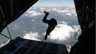 Parachutistendropping vanuit een C130 transportvliegtuig [upl. by Ennirac]